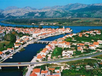 Panorama Grada Opuzena u zagrljaju rijeka i plantaža voća i povrća