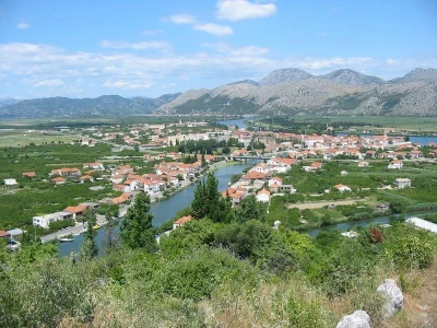 Panorama Grada Opuzena u zagrljaju (velike) Neretve i Male Neretve