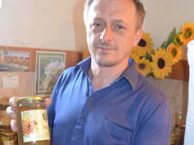 Pčelar Dražen Kovač s medom