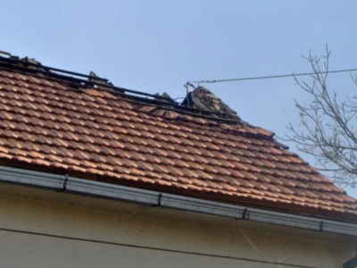 Požar je već zahvatio i uličnu stranu krova