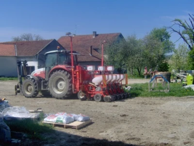 Jedan od tri traktora spreman je za poljske radove