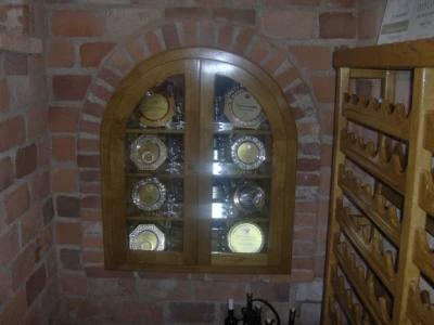 Vitrine i police pune su medalja i priznanja