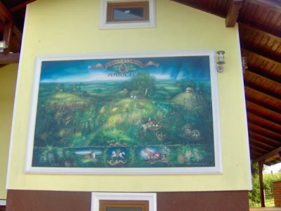 Berba grožđa je motiv velike slike na vanjskome zidu klijeti