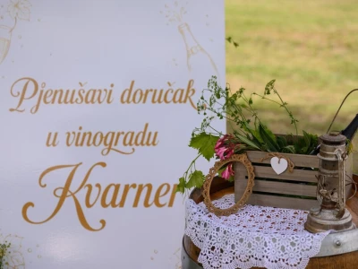 Pjenušavi doručak u vinogradu