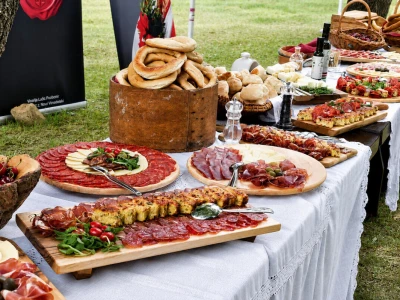 Pjenušavi doručak u vinogradu