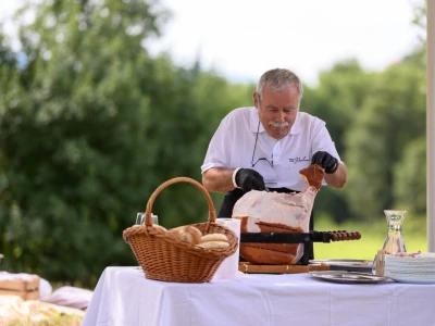 Pjenušavi doručak u vinogradu