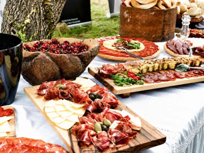 Pjenušavi doručak u vinogradu