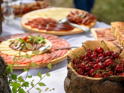 Pjenušavi doručak u vinogradu
