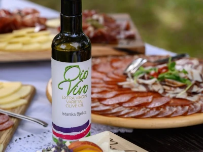 Pjenušavi doručak u vinogradu