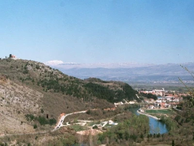 Iz smjera gospodarske zone Čaporice pogled na kanjon Cetine, živopisni gradić Trilj i Gardun i okolicu