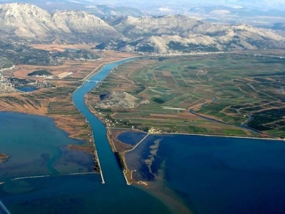Pogled iz zraka na rijeku Neretvu i okruženje