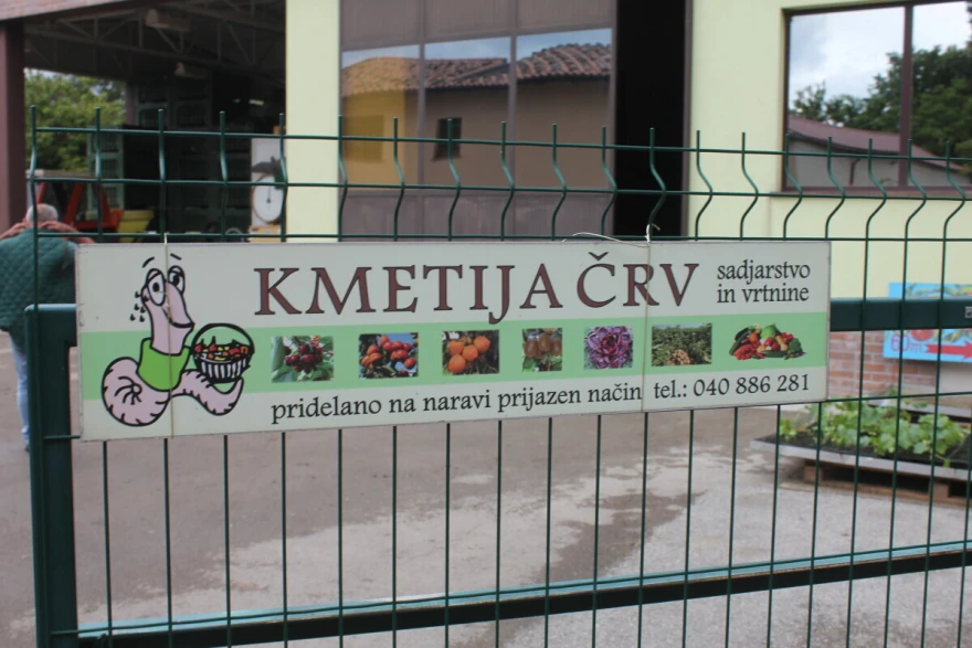 kmetija črv