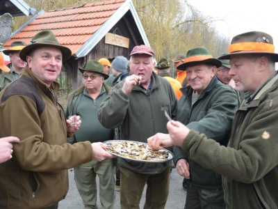 Predsjednik LD Sokol Zlatko Salaj dočekao je lovce s prženim ribicama