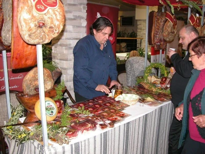 Proizvodi pršutane Mijukić-Prom, gl. tehnolog Joško Rogulj i kupci