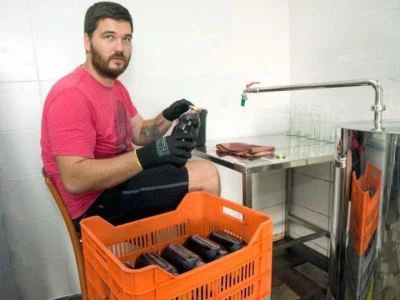 Punjenje staklenih boca sokom od aronije u pogonu OPG Jelčić