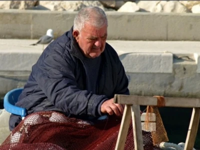 Ribar plete mrižu svoju na Drveniku Velom i Malom