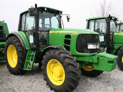 John Deere traktori