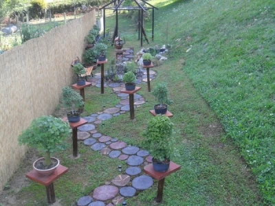 Puteljak vodi prema sjenici koju će obrasti ukrasna lozica