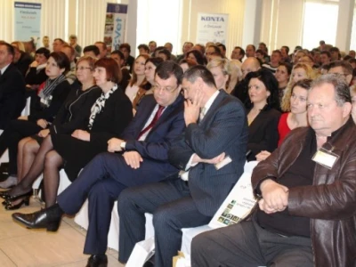 Okupila se i struka