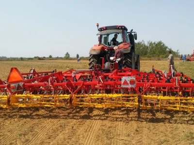 Sjetvospremač Väderstad NZ Aggressive 600 i traktor Valtra T 194 HiTech