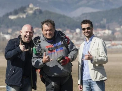 Prvi slijeva Dujo Pavić, Saša Manojlović, dogradonačelnik Sinja Zlatko Ugrin na sinjskom sportskom aerodromu