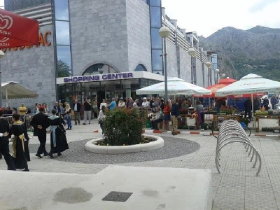 Šoping centar Studenac u Omišu gdje je tržnica branitelja zadrugara