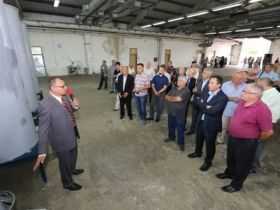 Sretan Jukić sa svojim radinicima u destileriji