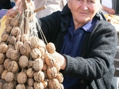 Starija žena na sajmu prodaje grotulje - niske oraha