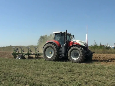 Traktor Steyr Terrus 300 i plug Cayron 200 - 5 vario W35