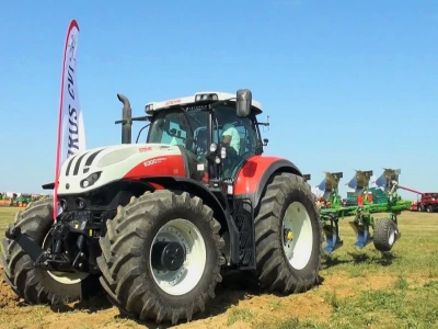Traktor Steyr Terrus 300 i plug Cayron 200 - 5 vario W35
