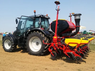 Sijačica Väderstad Tempo TPT 6 i traktor Valtra N 134 Versu