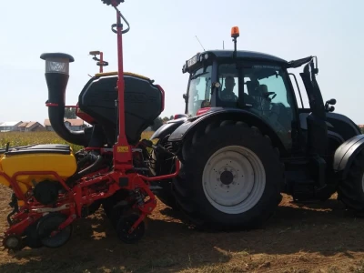 Sijačica Väderstad Tempo TPT 6 i traktor Valtra N 134 Versu