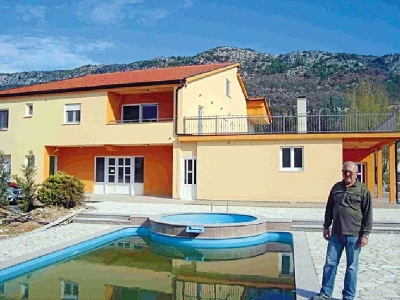 Tomislav Vukosav Čiča i njegova obiteljska kuća s bazenom (Dusina, Veliki Prolog)