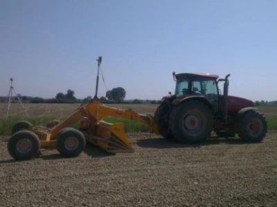 Traktor i laserski ravnjač