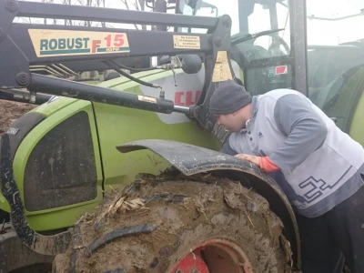 Kristijan provjerava traktor