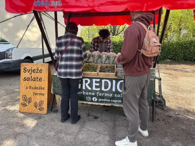 Tržnica gdje kupnju domaćih proizvoda promovira i svećenik