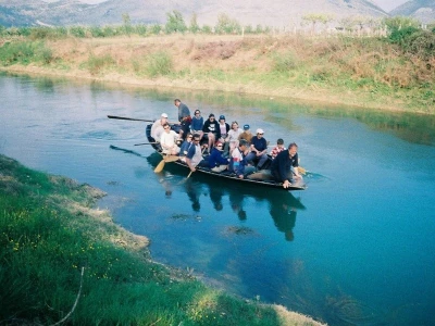Turistički motiv - vožnja turista u lađi rijekom Maticom kroz Vrgoračkoneretvansko polje