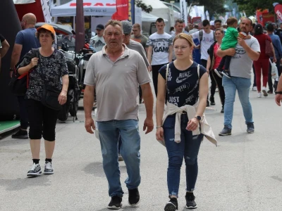 U prolazu, Novosadski sajam