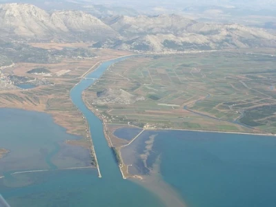 Pogled iz zraka na ušće Neretve odakle se probija klin slane morske vode koritom rijeke