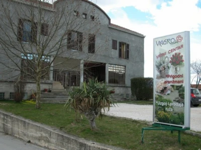 Reklamni pano o ružičnjaku i prodaji ruža Tea Klapirića