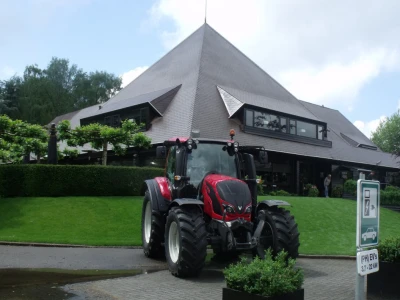 Valtra pred hotelom