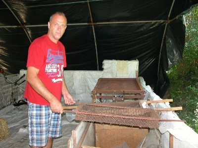 Vedran Pezelj pokazuje prosijavanje humusa