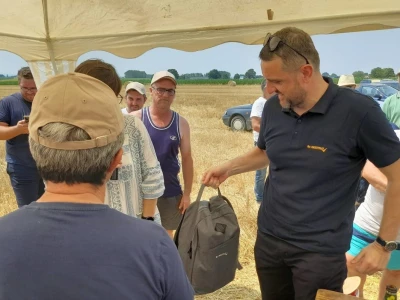 Vršidba i vaganje pokusa BC pšenica u Tomašancima
