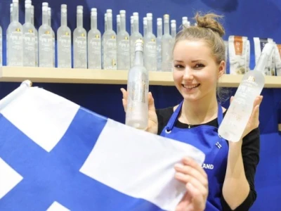 Finkinja nudi votku