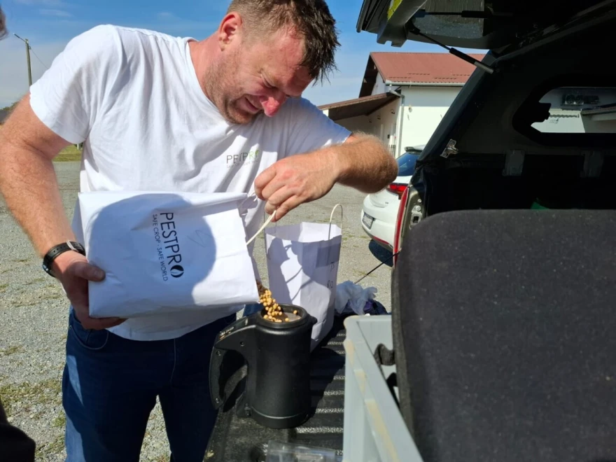 https://www.agroklub.com/upload/images/image/zetva-soje-na-pc-veliskovci.jpg?_gl=1*1m2rr68*_gcl_au*MTk2Mjg5MDMxMi4xNzI2MzkwMTQ1*_ga*MTY0MzM3OTc5NS4xNzEwNzQ0NDc5*_ga_DJXEWDSTDN*MTcyODg5NjYxOC41MTYuMS4xNzI4ODk2NjI4LjUwLjAuMA..*_ga_YE2MMQB0RG*MTcyODg5NjYxOC42MTcuMS4xNzI4ODk2NjI4LjUwLjAuMA..#gallery-1