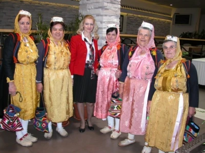 Živopisna pučka nošnja Cetinskog kraja, druga slijeva gospođa Ana Barać