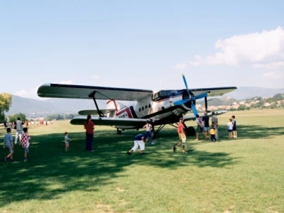 Znatiželjna djeca razgledavaju zrakoplov na sinjskom sportskom aerodromu