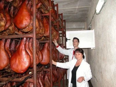 Pršuti u pršutani Mijukić-Prom, majka Rosanda i sin joj Jure