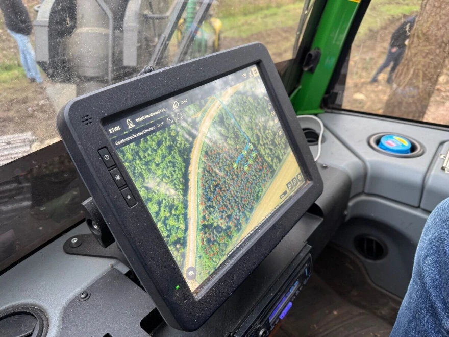 &Scaron;umski traktor očitava snimku drona, kako bi znao koja su stabla predviđena za sjeću