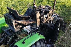 Na livadi izgorio traktor